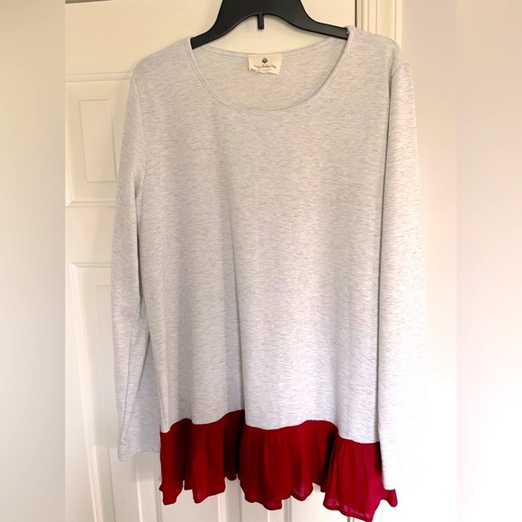Betsy’s Boutique Shop soft scoop neck long sleeve blouse with ruffle bottom - Picture 1 of 3